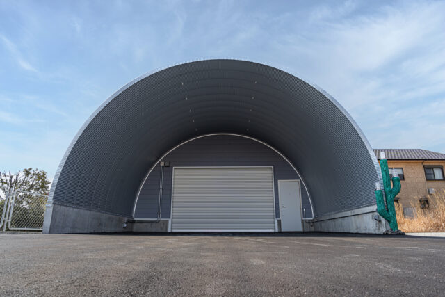 倉庫・作業場 スチールアーチ 間口7.0m 奥行16m 庇奥行き5.6m イメージ1