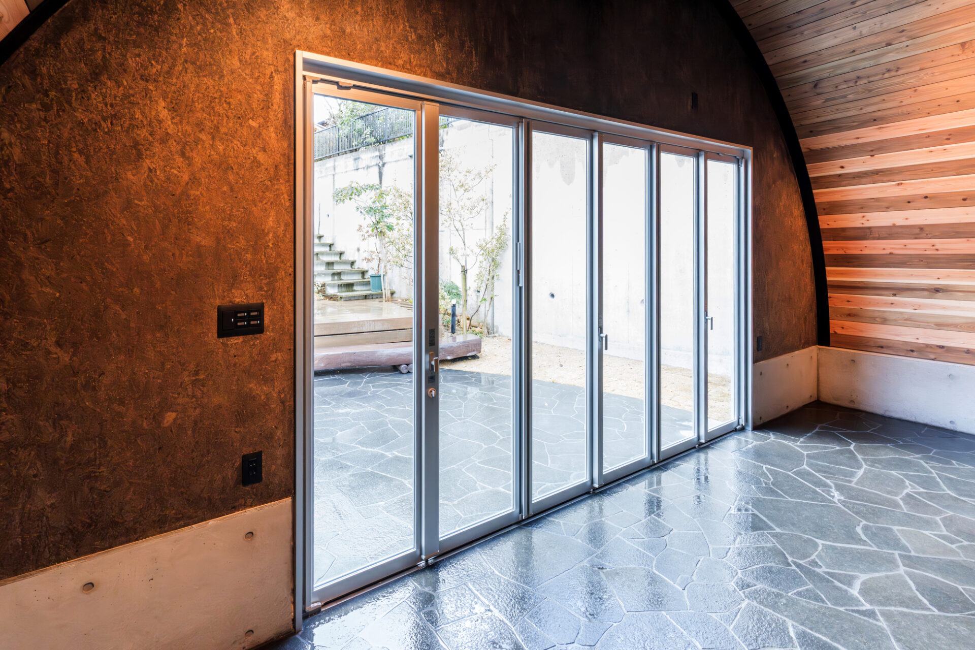 大阪の倉庫兼ガレージ建設 鉄と木が調和するスチールアーチ イメージ23