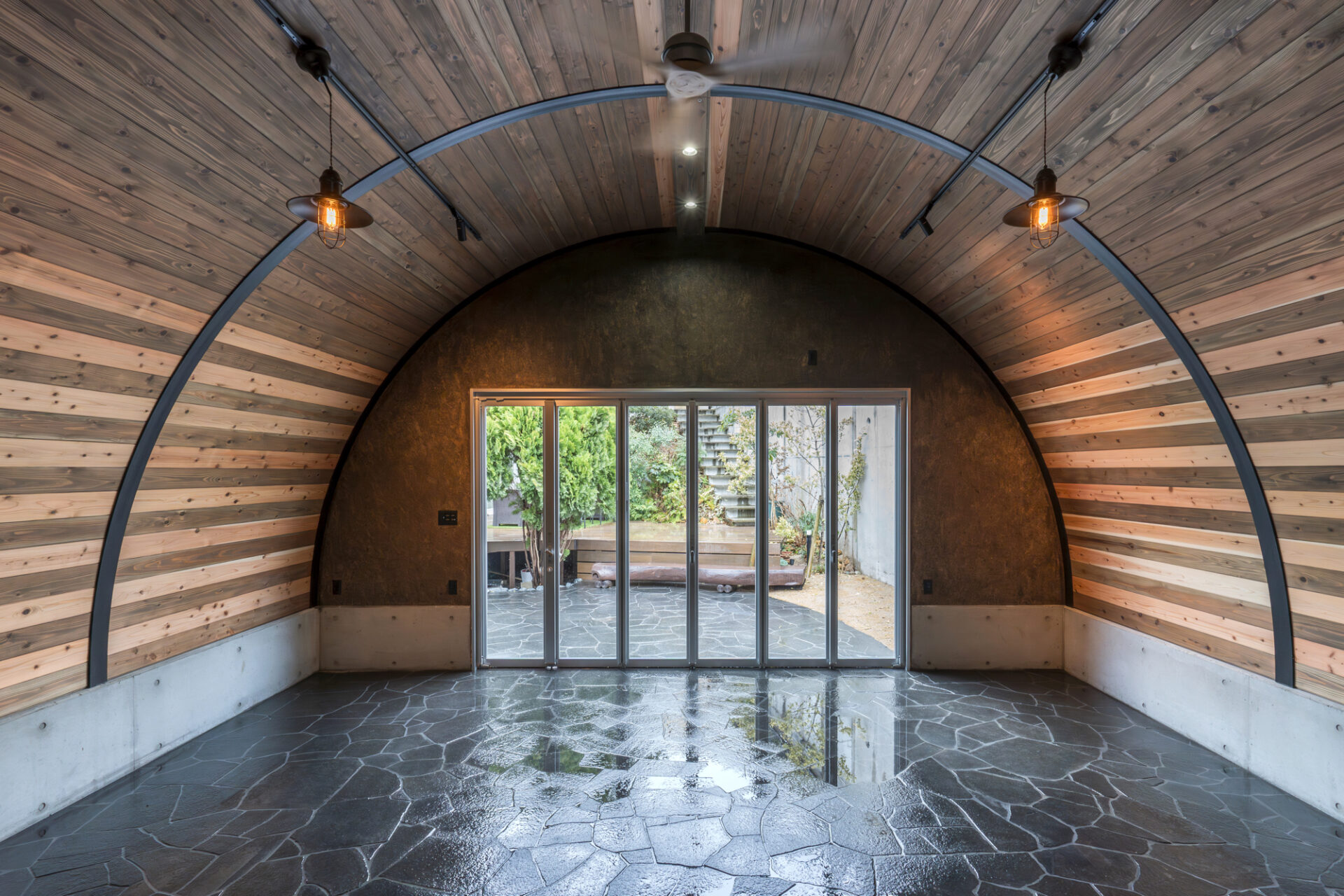 大阪の倉庫兼ガレージ建設 鉄と木が調和するスチールアーチ イメージ