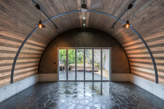 大阪の倉庫兼ガレージ建設 鉄と木が調和するスチールアーチ イメージ1