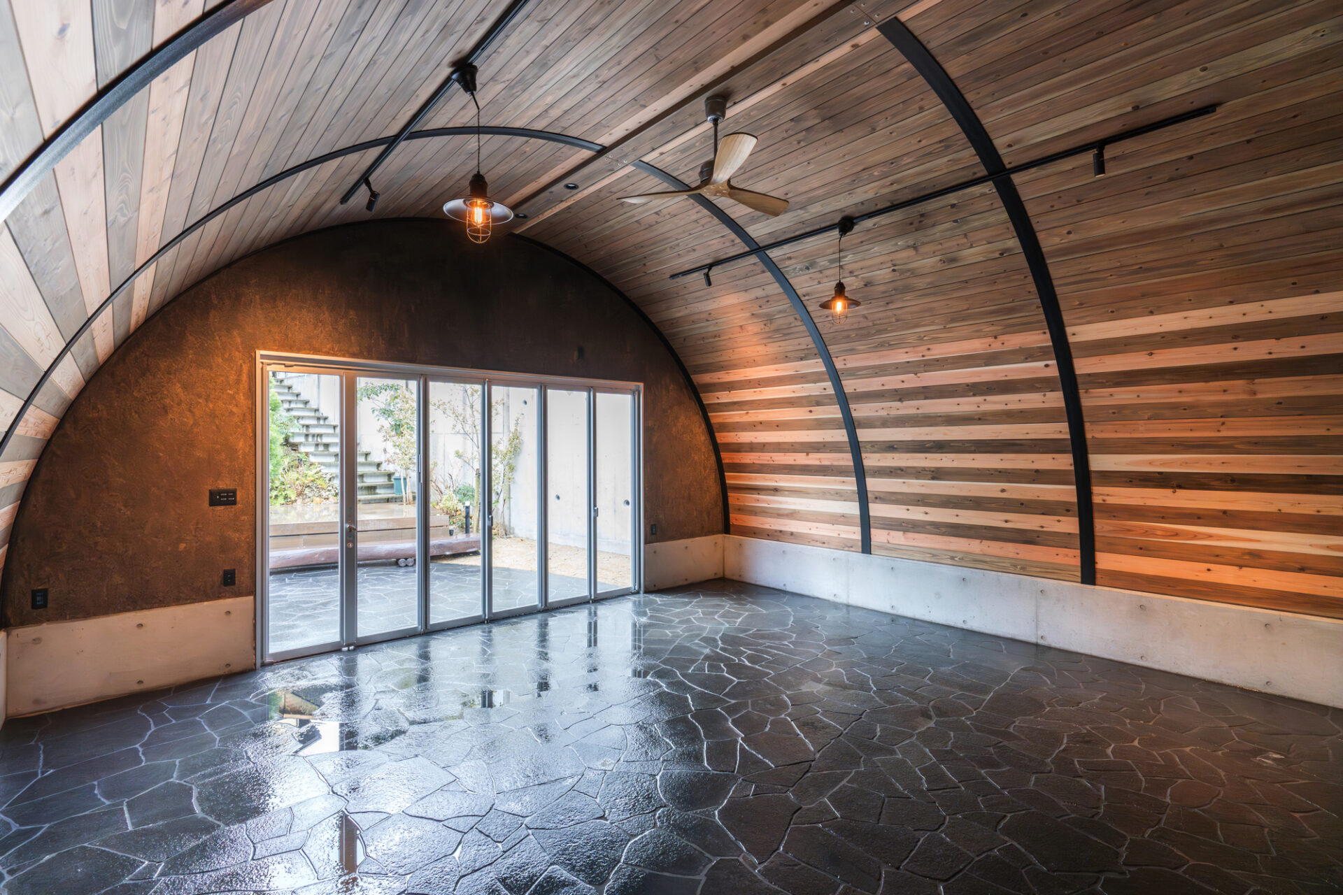 大阪の倉庫兼ガレージ建設 鉄と木が調和するスチールアーチ イメージ7