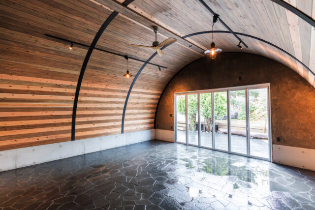 大阪の倉庫兼ガレージ建設 鉄と木が調和するスチールアーチ イメージ6