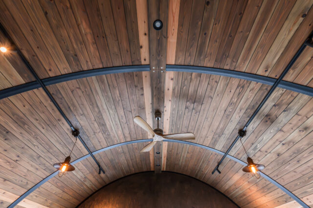 大阪の倉庫兼ガレージ建設 鉄と木が調和するスチールアーチ イメージ16