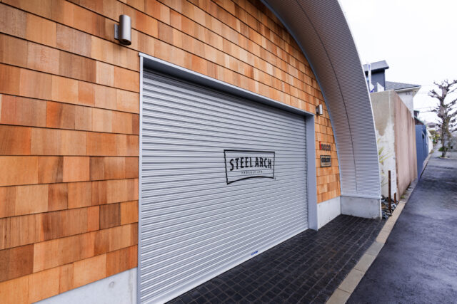 大阪の倉庫兼ガレージ建設 鉄と木が調和するスチールアーチ イメージ11