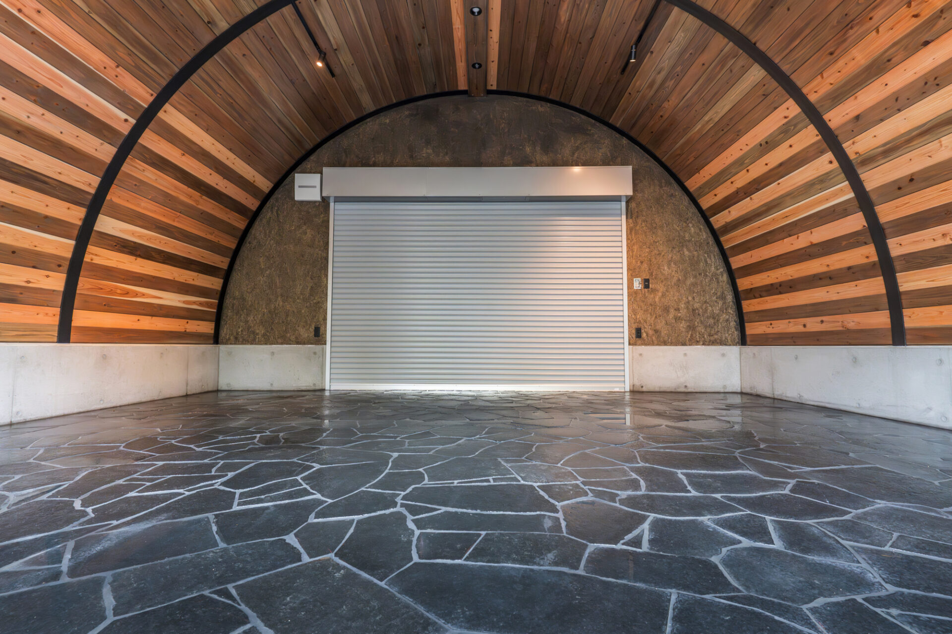 大阪の倉庫兼ガレージ建設 鉄と木が調和するスチールアーチ イメージ5