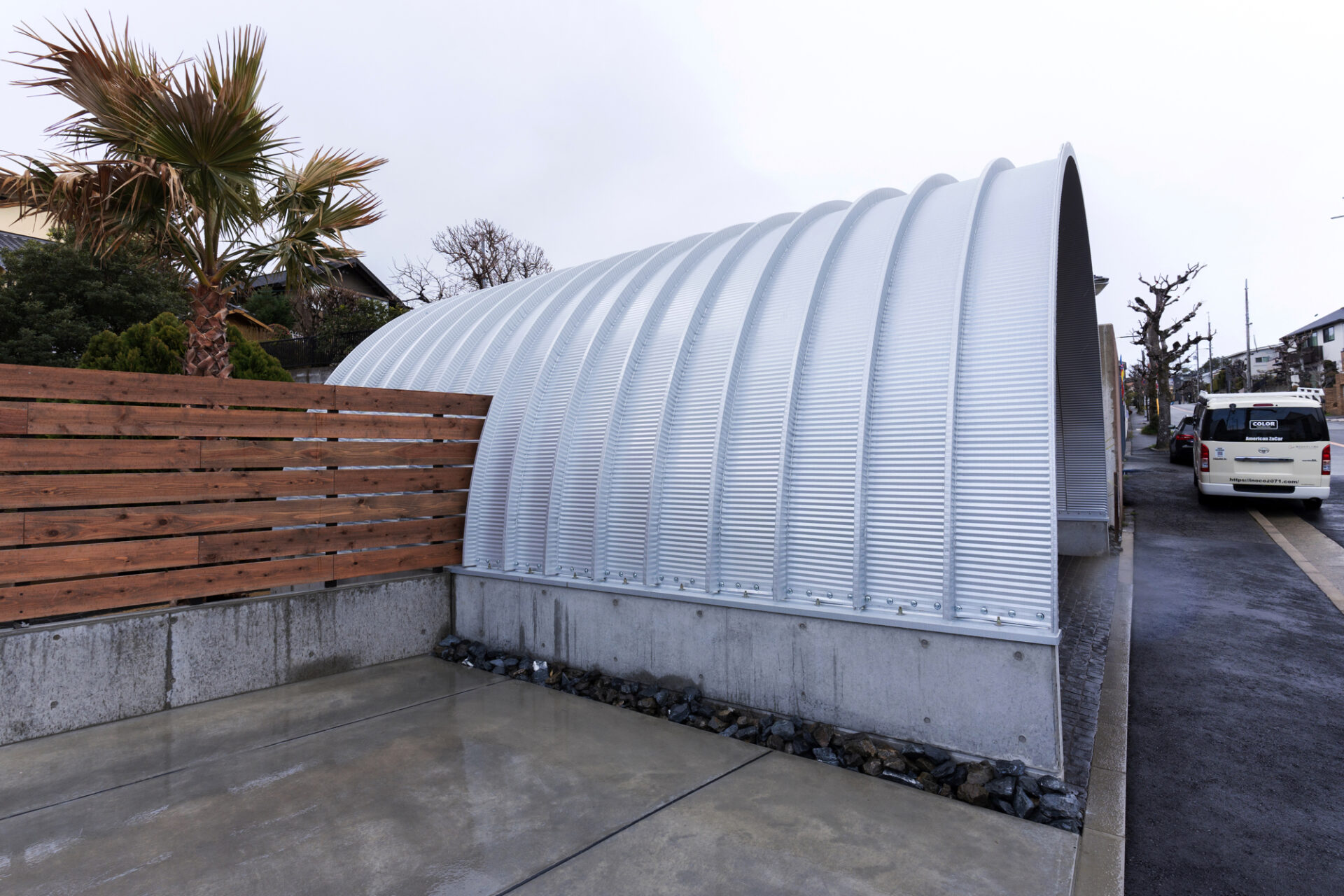 大阪の倉庫兼ガレージ建設 鉄と木が調和するスチールアーチ イメージ10