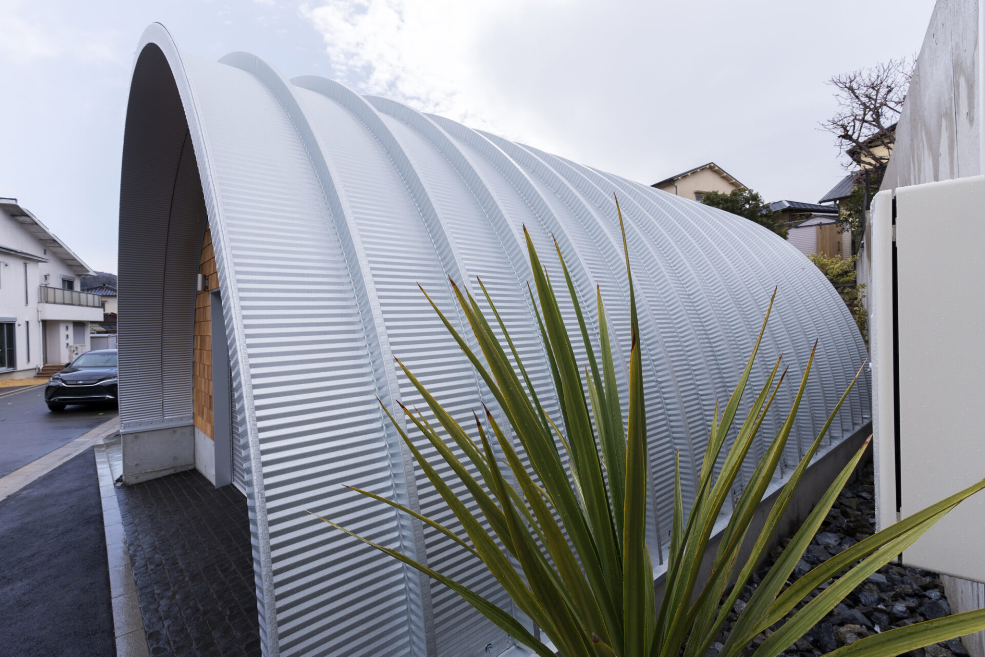 大阪の倉庫兼ガレージ建設 鉄と木が調和するスチールアーチ イメージ9