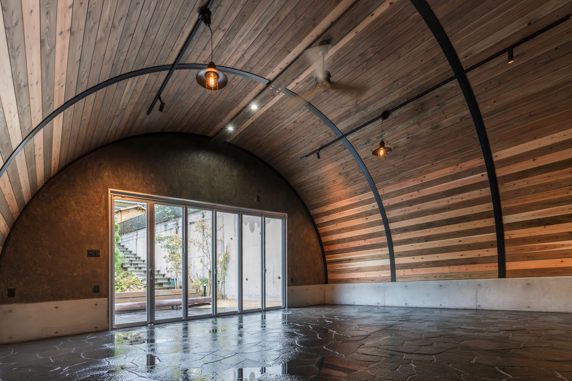 大阪の倉庫兼ガレージ建設 鉄と木が調和するスチールアーチ イメージ9