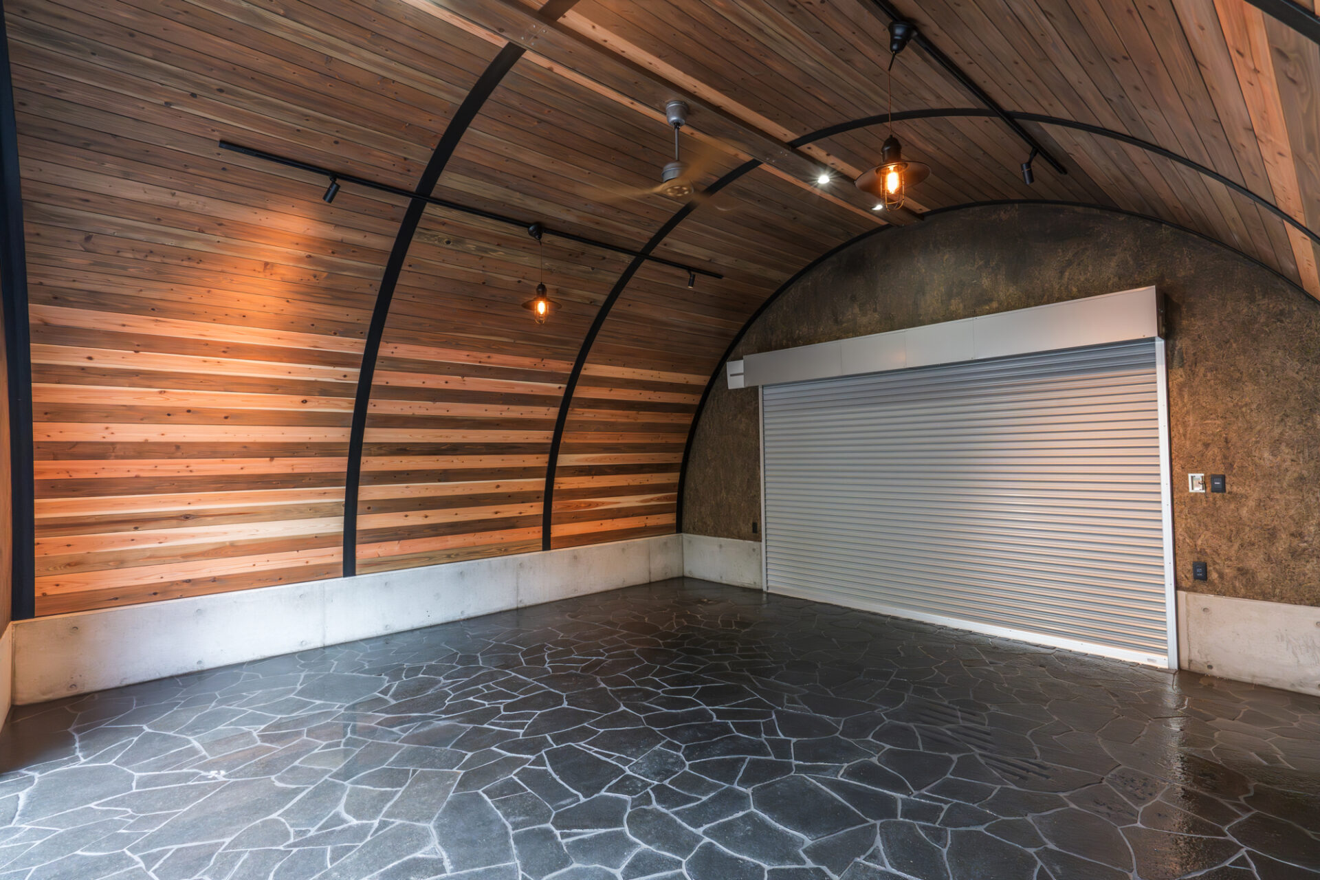 大阪の倉庫兼ガレージ建設 鉄と木が調和するスチールアーチ イメージ10