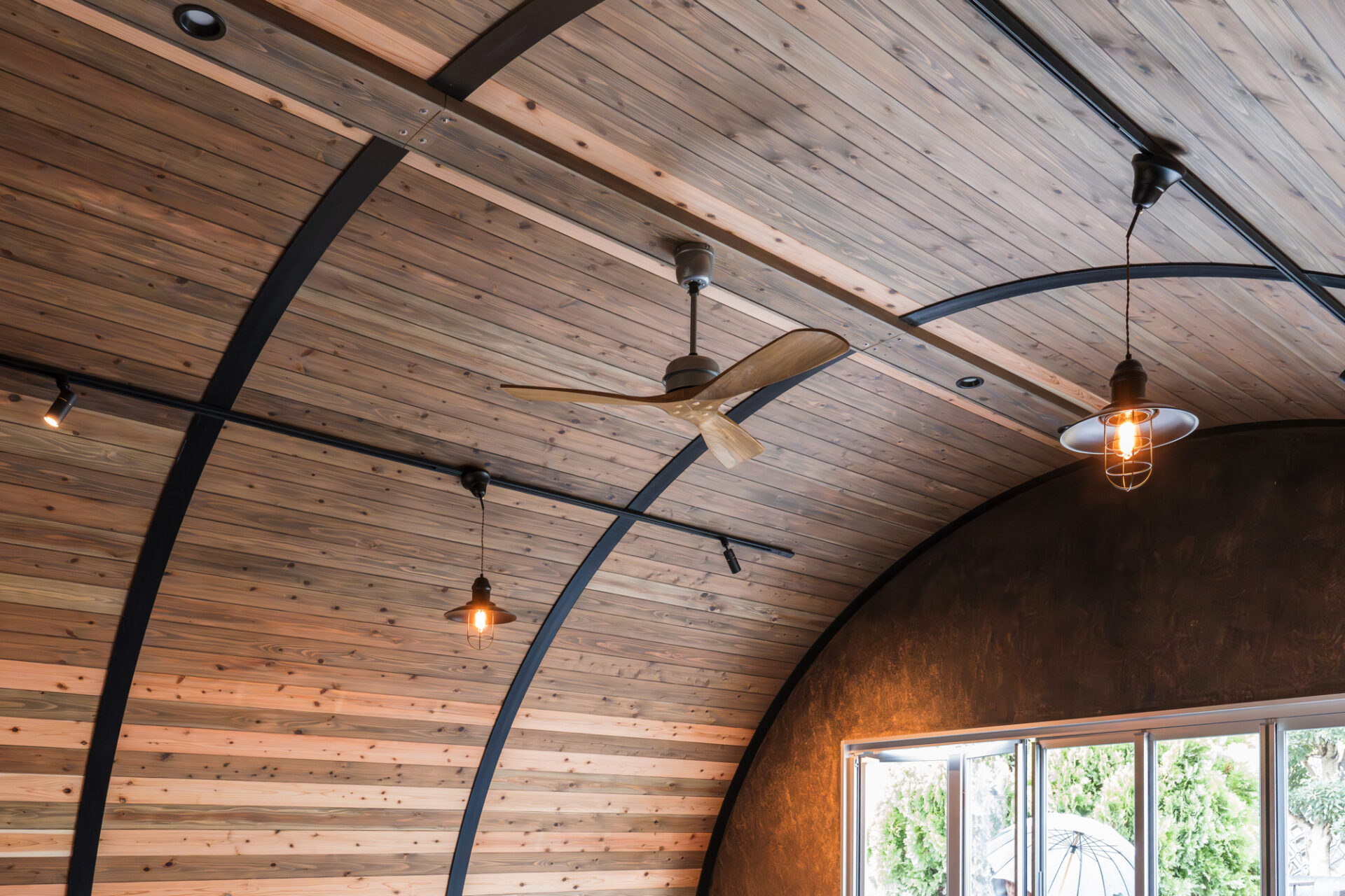 大阪の倉庫兼ガレージ建設 鉄と木が調和するスチールアーチ イメージ17