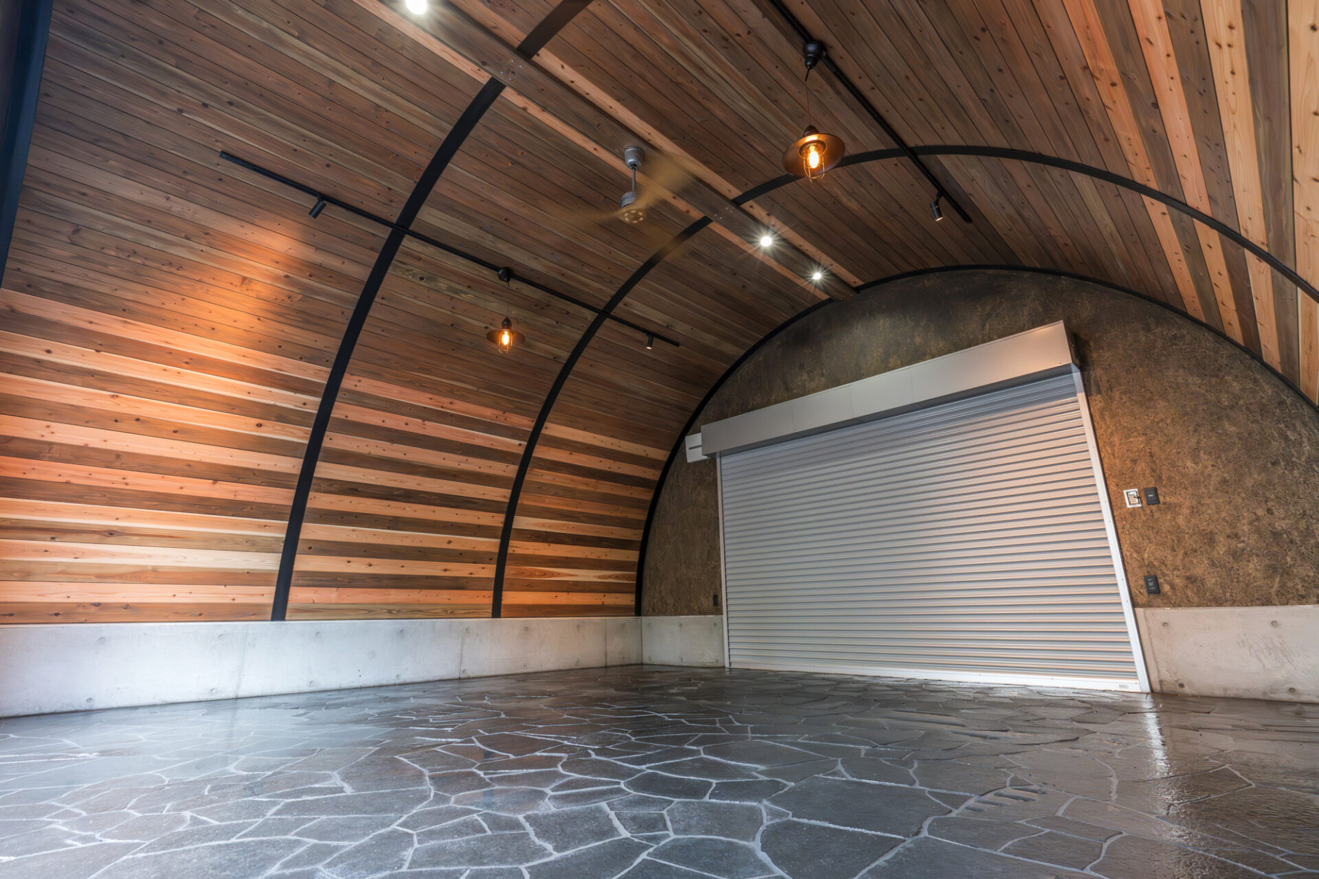 大阪の倉庫兼ガレージ建設 鉄と木が調和するスチールアーチ イメージ12