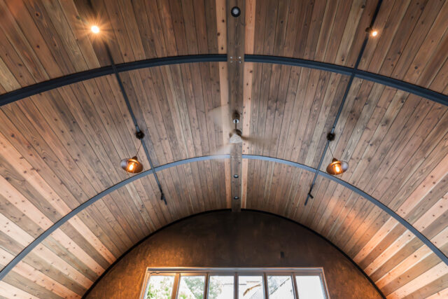 大阪の倉庫兼ガレージ建設 鉄と木が調和するスチールアーチ イメージ15