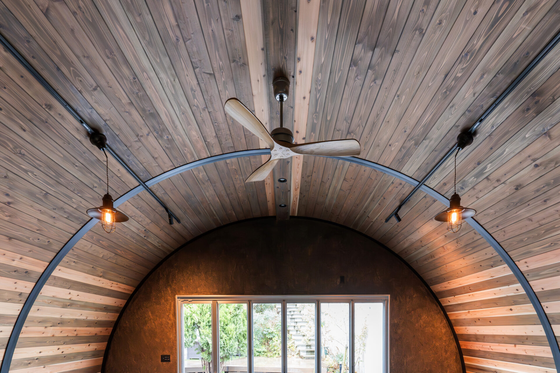 大阪の倉庫兼ガレージ建設 鉄と木が調和するスチールアーチ イメージ14