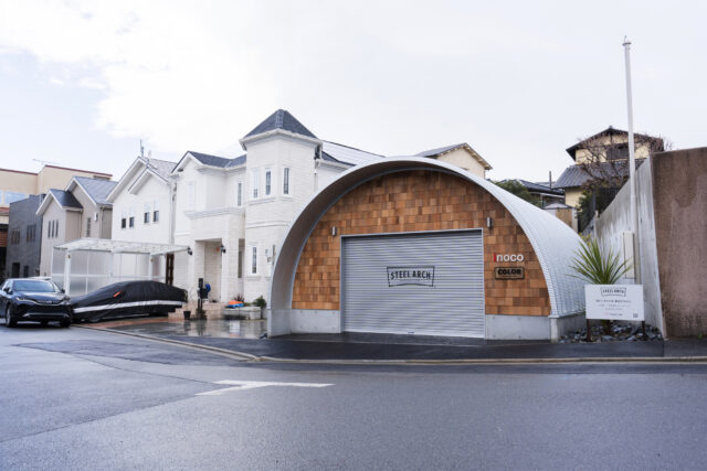 大阪の倉庫兼ガレージ建設 鉄と木が調和するスチールアーチ イメージ8
