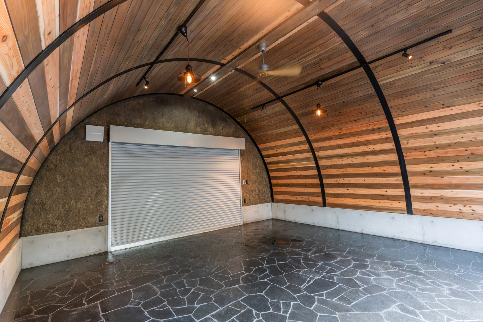 大阪の倉庫兼ガレージ建設 鉄と木が調和するスチールアーチ イメージ11