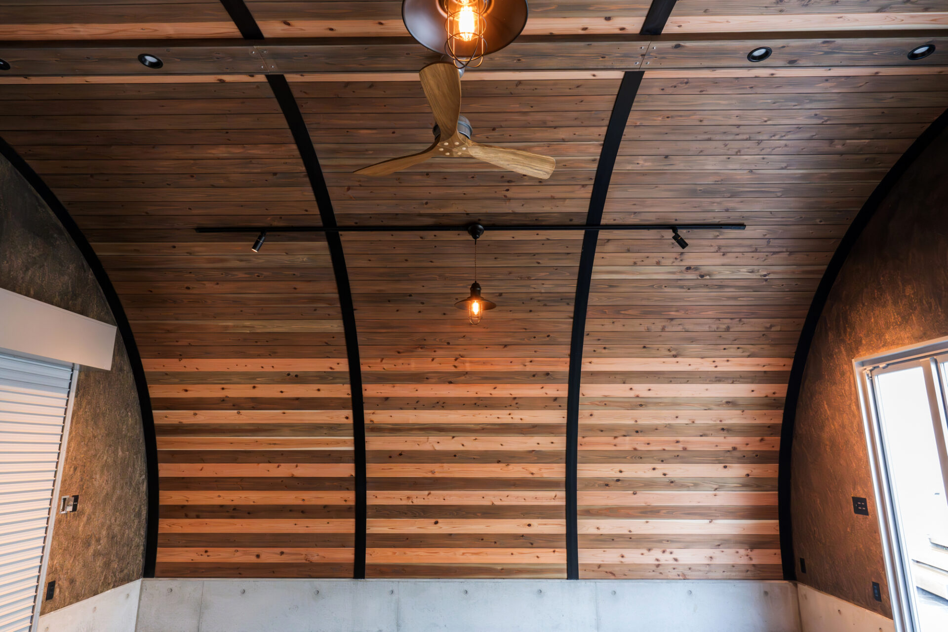 大阪の倉庫兼ガレージ建設 鉄と木が調和するスチールアーチ イメージ20