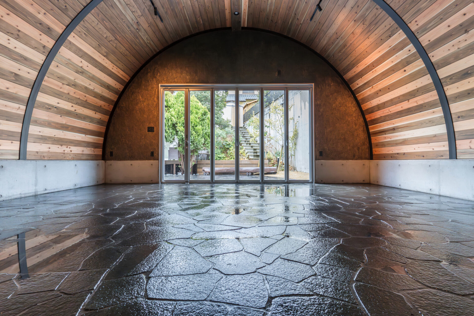 大阪の倉庫兼ガレージ建設 鉄と木が調和するスチールアーチ イメージ3