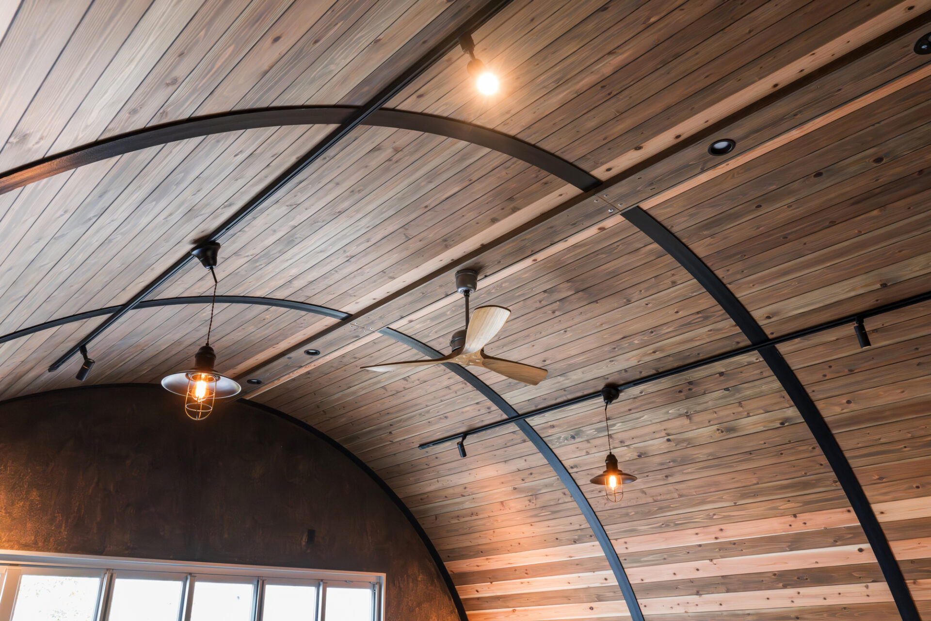 大阪の倉庫兼ガレージ建設 鉄と木が調和するスチールアーチ イメージ18