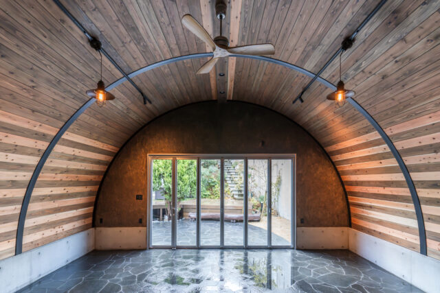 大阪の倉庫兼ガレージ建設 鉄と木が調和するスチールアーチ イメージ2