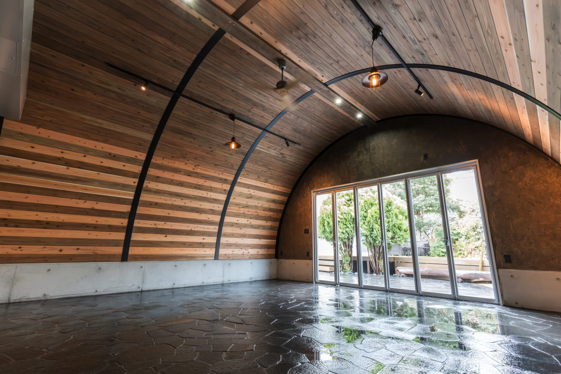 大阪の倉庫兼ガレージ建設 鉄と木が調和するスチールアーチ イメージ8