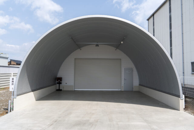 倉庫兼事務所+駐車エリア 機能性重視のスチールアーチ イメージ1