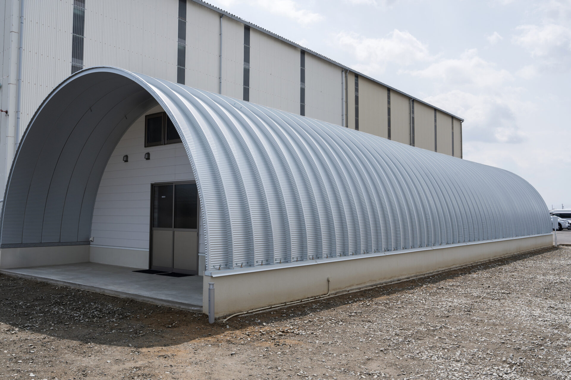 倉庫兼事務所+駐車エリア 機能性重視のスチールアーチ イメージ8