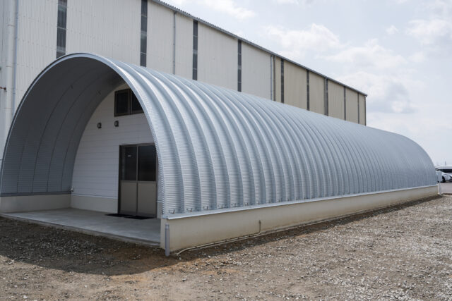 倉庫兼事務所+駐車エリア 機能性重視のスチールアーチ イメージ8