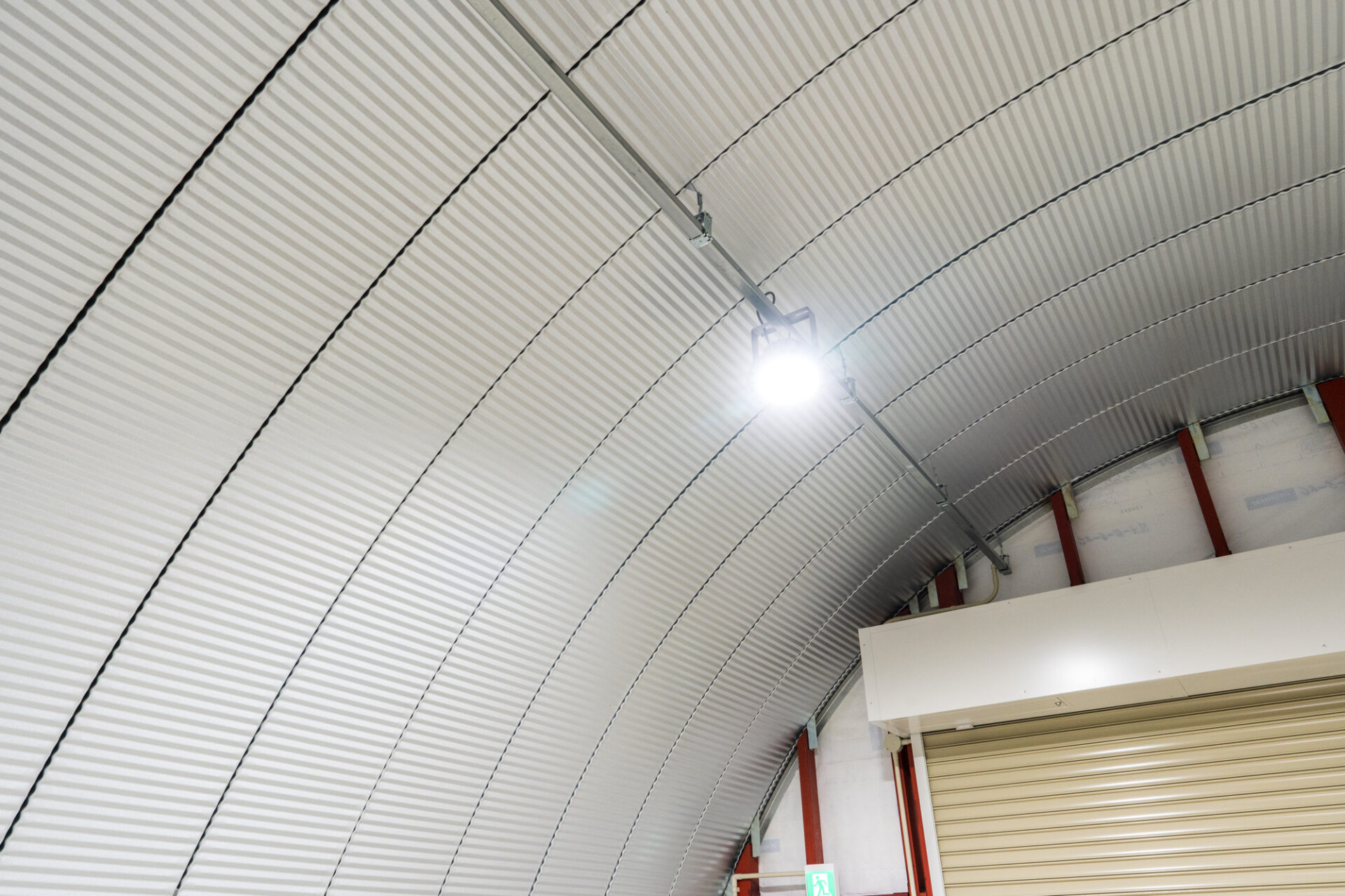 倉庫兼事務所+駐車エリア 機能性重視のスチールアーチ イメージ12