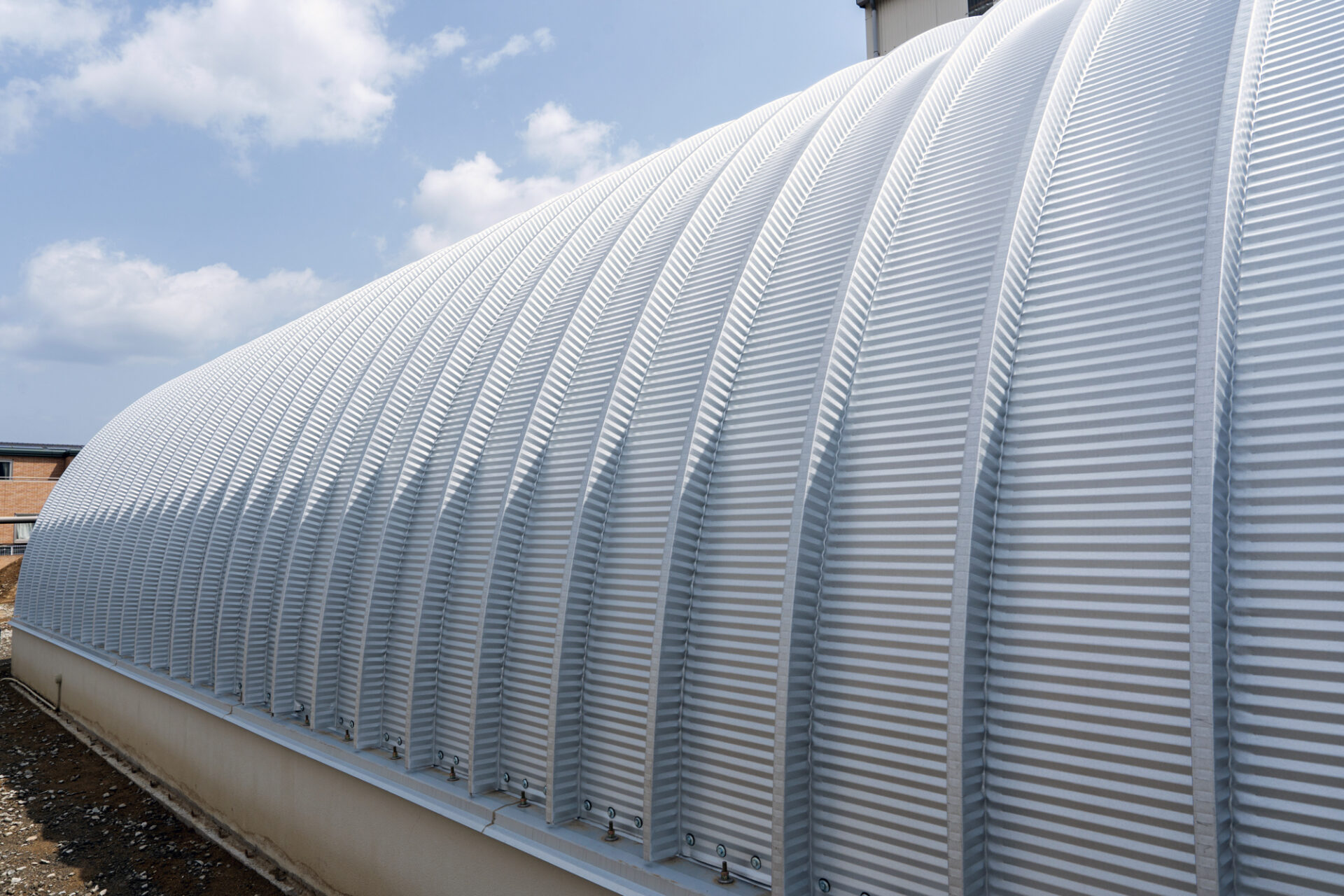 倉庫兼事務所+駐車エリア 機能性重視のスチールアーチ イメージ6