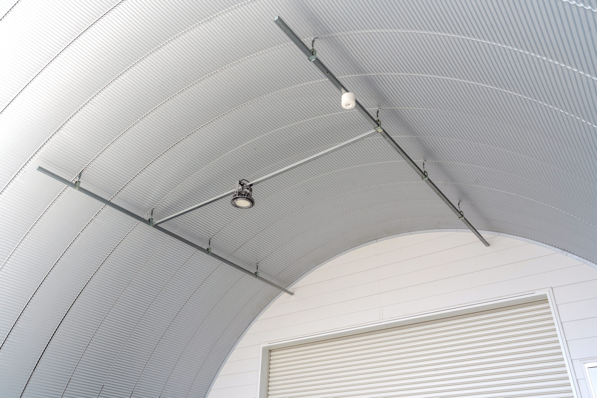 倉庫兼事務所+駐車エリア 機能性重視のスチールアーチ イメージ2