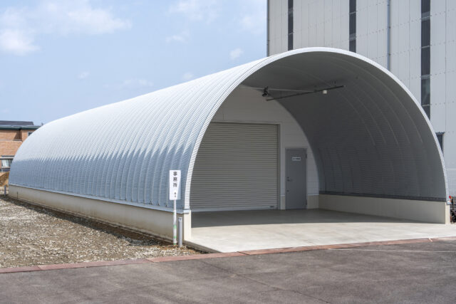 倉庫兼事務所+駐車エリア 機能性重視のスチールアーチ イメージ9