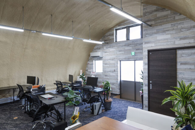 倉庫兼事務所+駐車エリア 機能性重視のスチールアーチ イメージ1