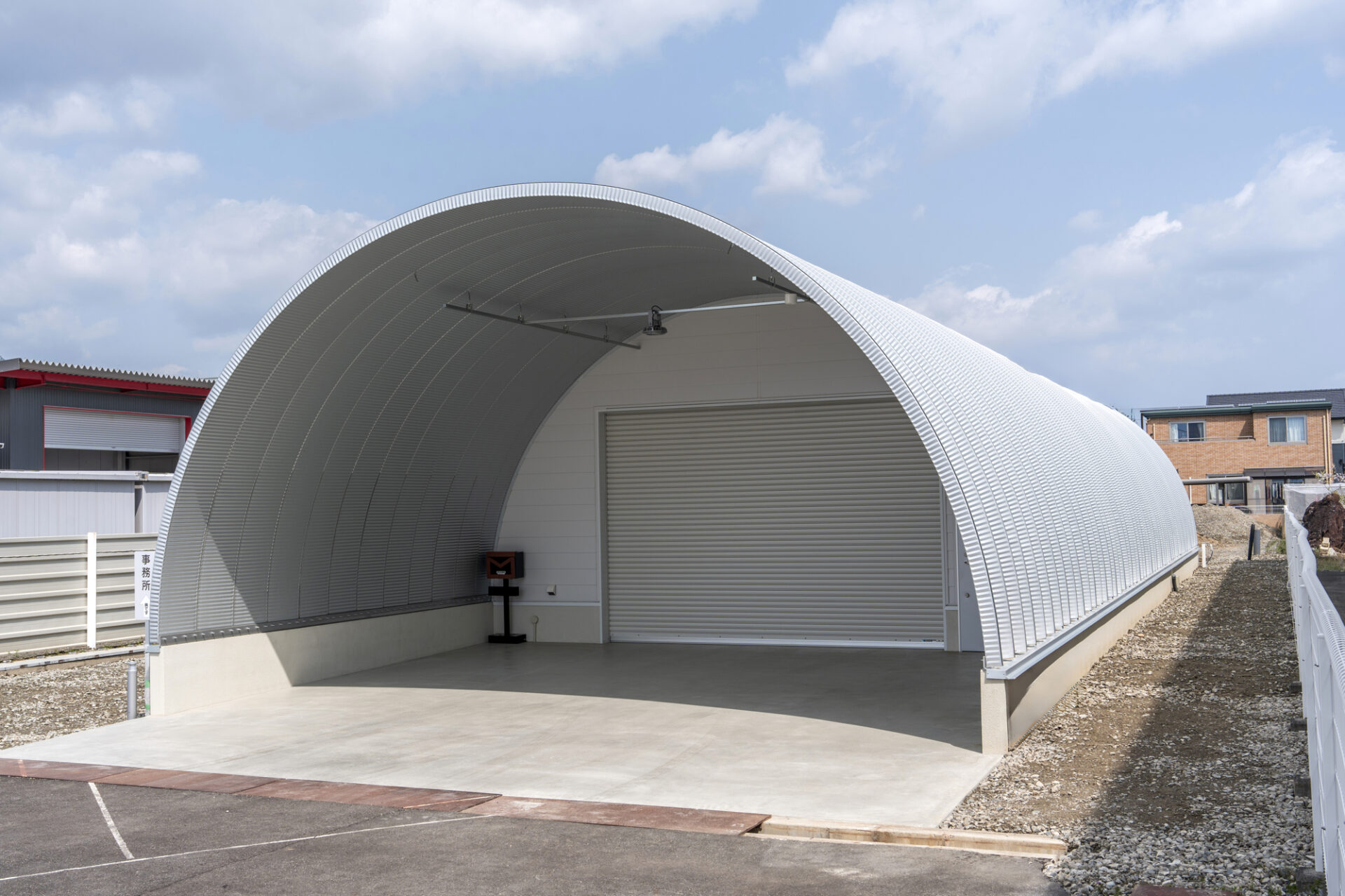 倉庫兼事務所+駐車エリア 機能性重視のスチールアーチ イメージ10