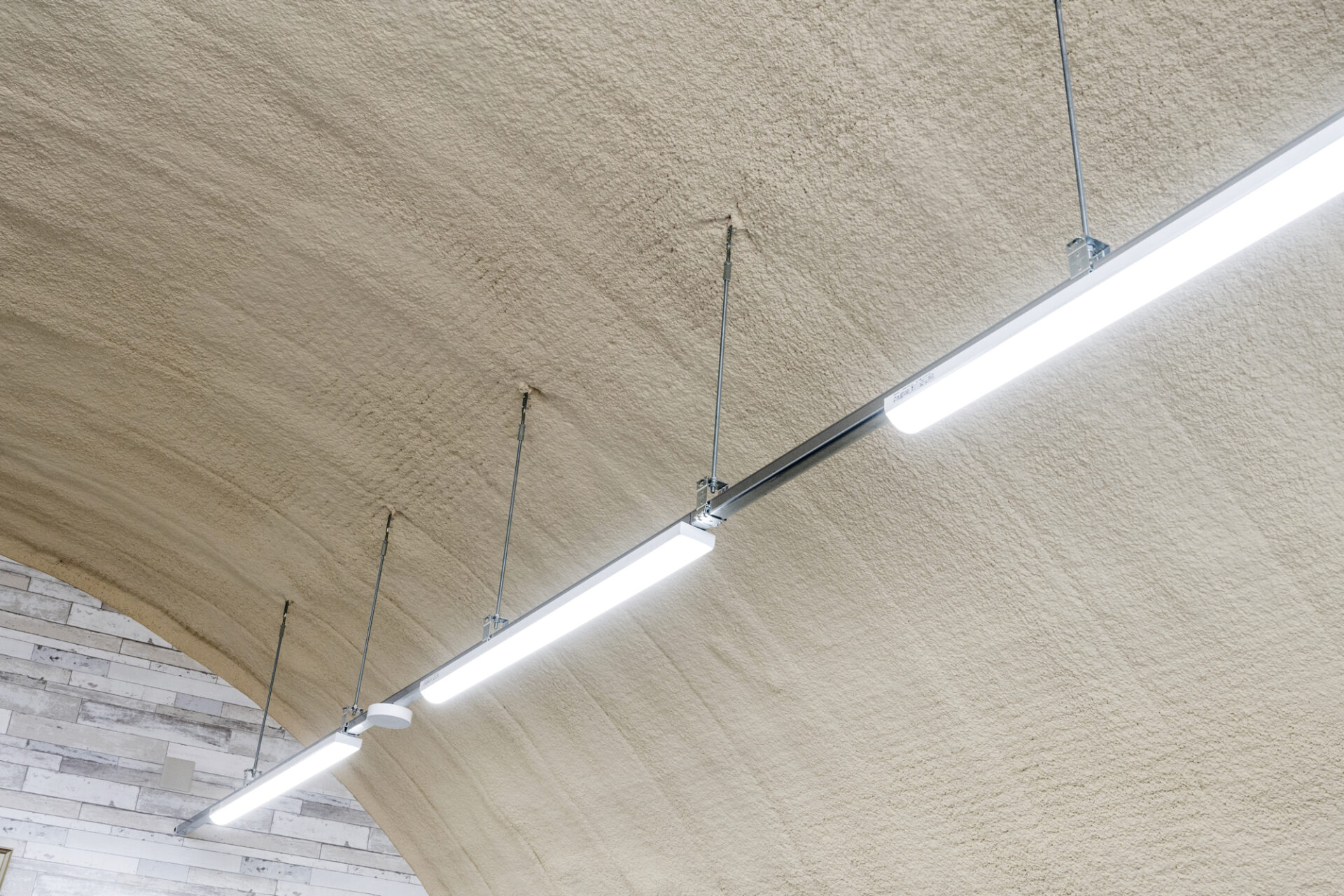 倉庫兼事務所+駐車エリア 機能性重視のスチールアーチ イメージ4