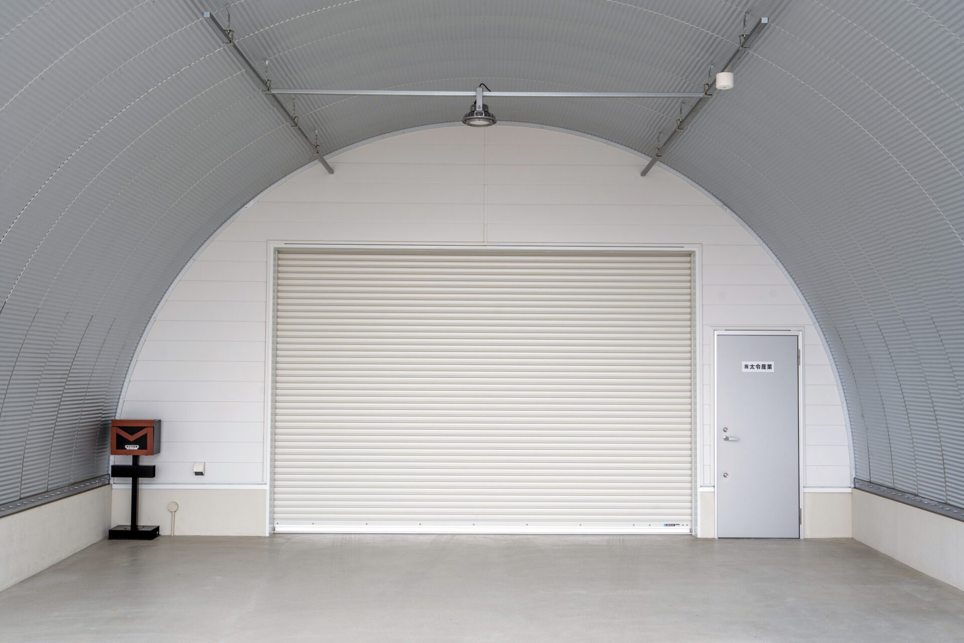 倉庫兼事務所+駐車エリア 機能性重視のスチールアーチ イメージ3
