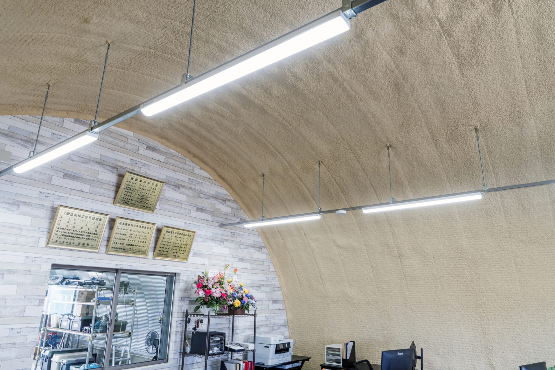 倉庫兼事務所+駐車エリア 機能性重視のスチールアーチ イメージ5