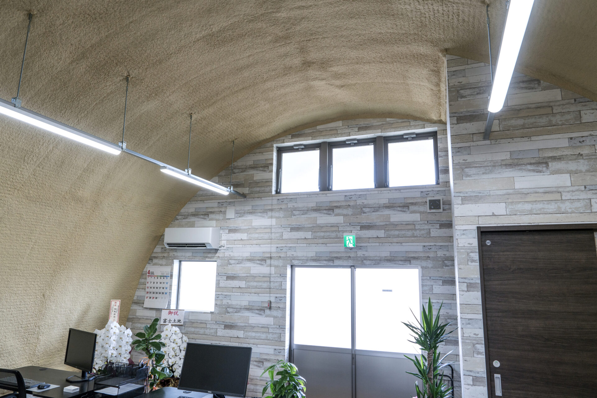 倉庫兼事務所+駐車エリア 機能性重視のスチールアーチ イメージ8