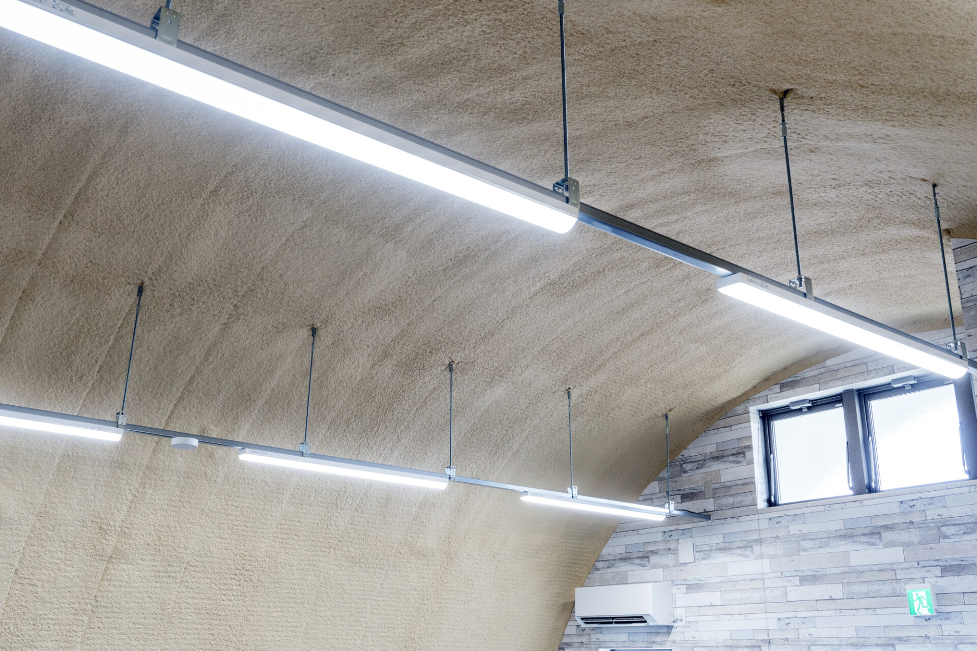 倉庫兼事務所+駐車エリア 機能性重視のスチールアーチ イメージ3