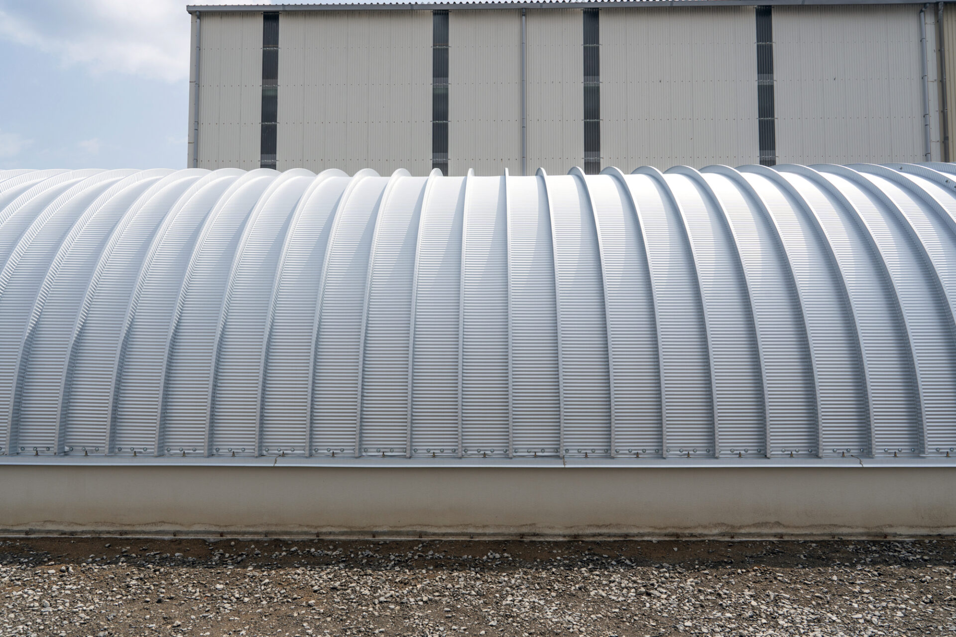 倉庫兼事務所+駐車エリア 機能性重視のスチールアーチ イメージ5