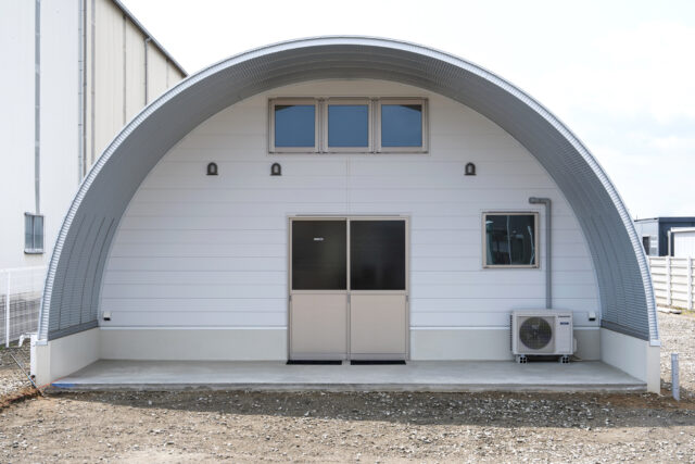 倉庫兼事務所+駐車エリア 機能性重視のスチールアーチ イメージ4